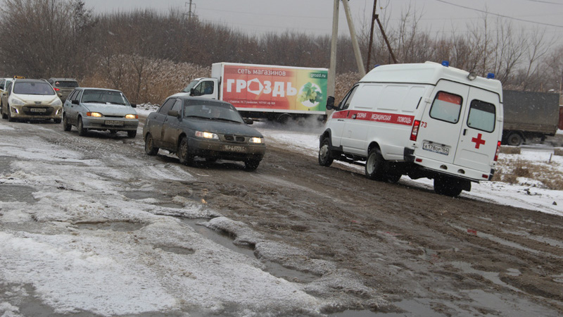 На Сокурском тракте из-за обледенения проезжей части затруднено движение транспортных средств
