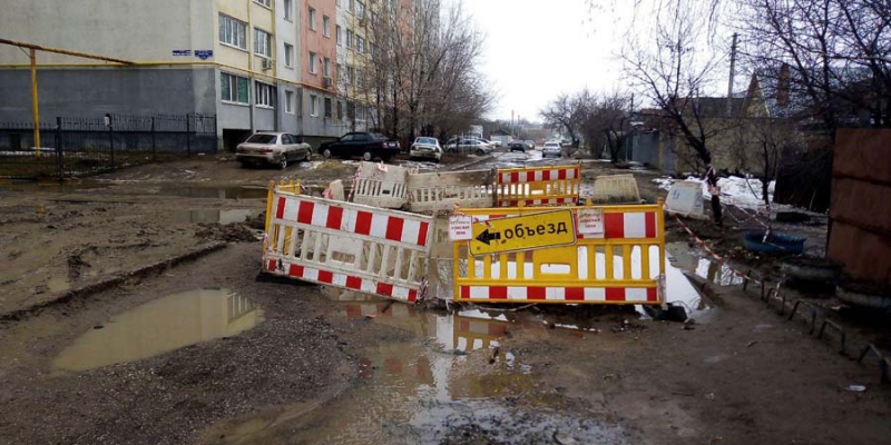 Жители улицы Рижской вынуждены добираться домой по колено в грязи