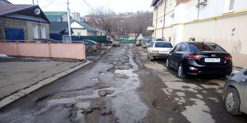 Саратовцы пожаловались на разбитый участок улицы Рахова
