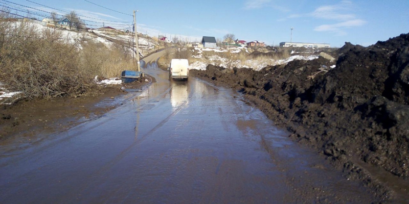 Жители Саксагая обеспокоены размыванием центральной дороги поселка