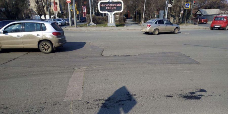 Глубокая просадка образовалась на улице Новоузенской