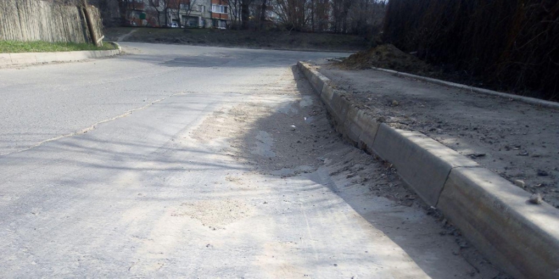 На улице Кольцова образовалась глубокая просадка