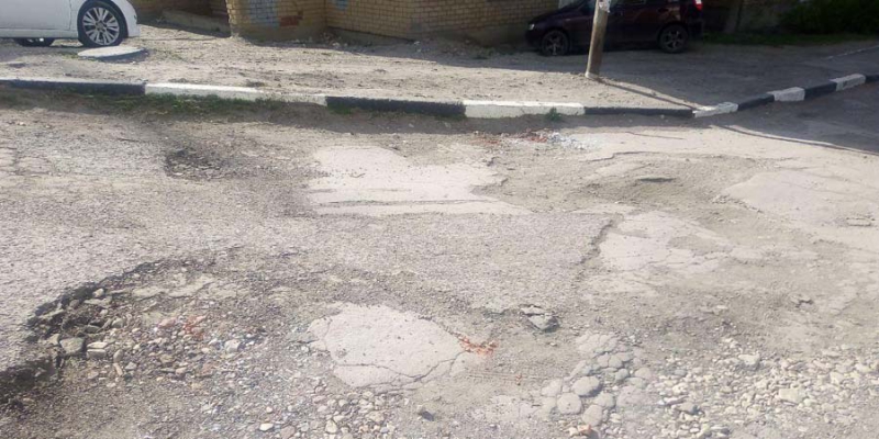 Жители Ленинского района просят отремонтировать дорогу к поликлинике и детскому саду