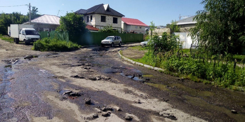 Ручей размыл дорогу по улице Миротворцева