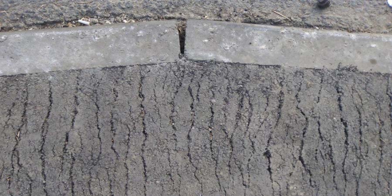 Трещины появились на новом асфальте на тротуаре по проспекту Строителей