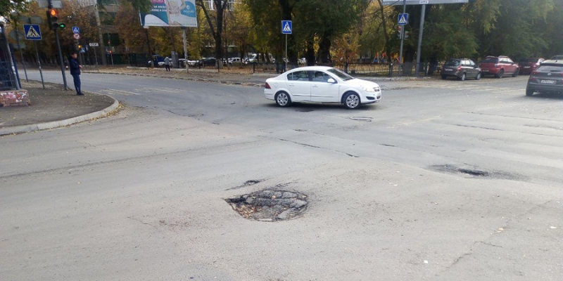 Глубокая яма затрудняет движение по улице Астраханской