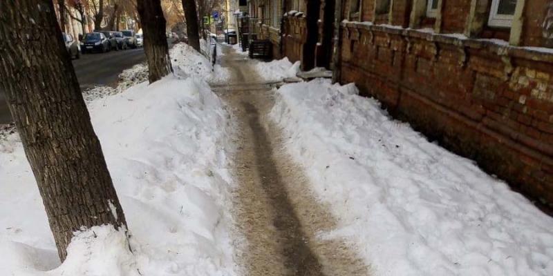 Саратовцы жалуются на заваленные снегом тротуары в центре города