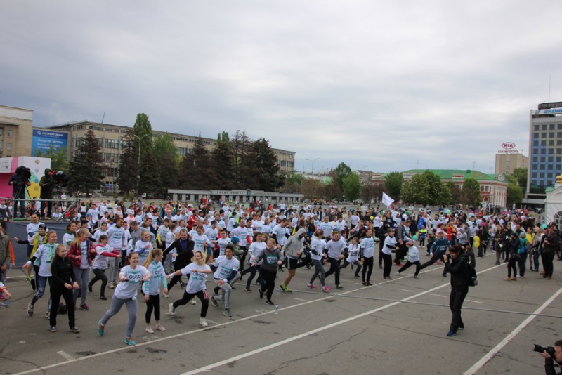 Зампред правительства и министр пробежали с горожанами по центру Саратова 5 км