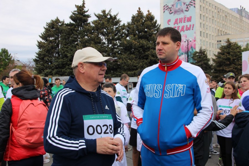 Зампред правительства и министр пробежали с горожанами по центру Саратова 5 км