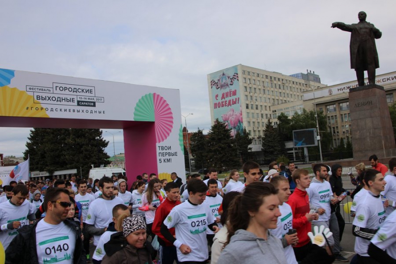 Зампред правительства и министр пробежали с горожанами по центру Саратова 5 км