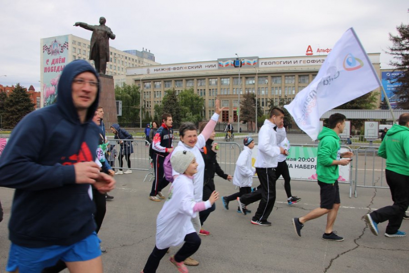 Зампред правительства и министр пробежали с горожанами по центру Саратова 5 км