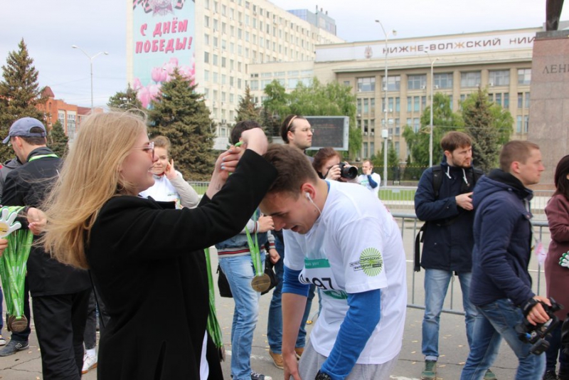 Зампред правительства и министр пробежали с горожанами по центру Саратова 5 км