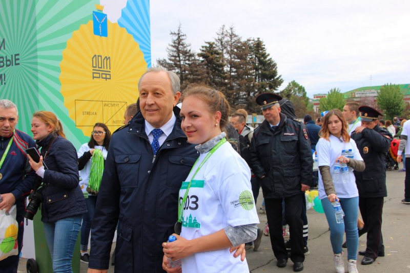 Зампред правительства и министр пробежали с горожанами по центру Саратова 5 км