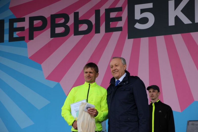 Зампред правительства и министр пробежали с горожанами по центру Саратова 5 км