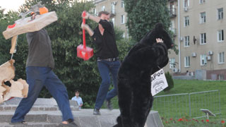 Коммунисты на набережной Саратова агитировали велосипедистов и били медведя