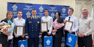 В Саратове трех подростков наградили за спасение прохожего во время драки В Саратове трех подростков наградили за спасение прохожего во время драки