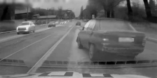 В Саратове два экипажа ДПС преследовали 17-летнего лихача на «Опеле» В Саратове два экипажа ДПС преследовали 17-летнего лихача на «Опеле»