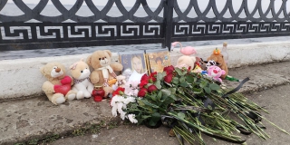 Саратовцы несут цветы и игрушки к месту гибели парня и девушки на набережной Саратовцы несут цветы и игрушки к месту гибели парня и девушки на набережной