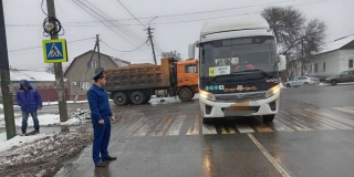 В Балашове четыре человека пострадали при столкновении автобуса и «КамАЗа» В Балашове четыре человека пострадали при столкновении автобуса и «КамАЗа»