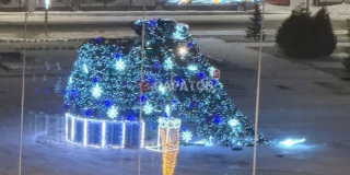 В Саратове из-за сильного ветра рухнула главная новогодняя елка В Саратове из-за сильного ветра рухнула главная новогодняя елка