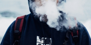 В России запретили продавать вейпы и сигареты на автобусных остановках В России запретили продавать вейпы и сигареты на автобусных остановках