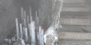 В подъезде дома на Прудной образовались ледяные сталагмиты В подъезде дома на Прудной образовались ледяные сталагмиты