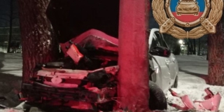 На Панфилова парень пострадал при столкновении «Приоры» со столбом На Панфилова парень пострадал при столкновении «Приоры» со столбом