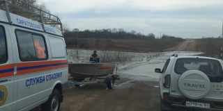 В Ивантеевском районе организовали лодочную переправу из-за подъема воды в реке В Ивантеевском районе организовали лодочную переправу из-за подъема воды в реке