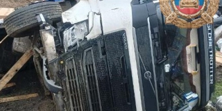 Возле поселка Буркин Буерак фура съехала с дороги и перевернулась Возле поселка Буркин Буерак фура съехала с дороги и перевернулась