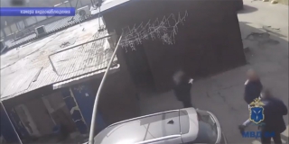 Житель Саратова повстречал приятеля спустя много лет и отобрал у него телефон Житель Саратова повстречал приятеля спустя много лет и отобрал у него телефон