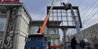 На площади Кирова демонтировали цифровой билборд у цирка На площади Кирова демонтировали цифровой билборд у цирка
