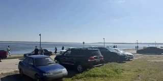 В центре Саратова массово наказывают водителей за парковку на зеленой зоне В центре Саратова массово наказывают водителей за парковку на зеленой зоне