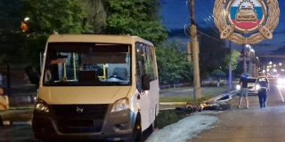 В Энгельсе водителя питбайка госпитализировали после ДТП с микроавтобусом В Энгельсе водителя питбайка госпитализировали после ДТП с микроавтобусом
