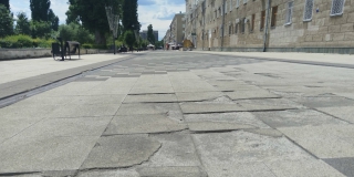 Плитка на Набережной Космонавтов облезает и приходит в негодность Плитка на Набережной Космонавтов облезает и приходит в негодность