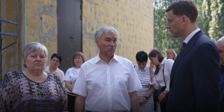Володин – главе района о капремонте школы в Петровске: Еще конь не валялся! Володин – главе района о капремонте школы в Петровске: Еще конь не валялся!