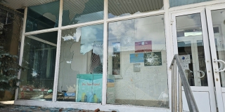 Хулиган устроил погром у входа в администрацию Красноармейского района Хулиган устроил погром у входа в администрацию Красноармейского района