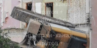 На Крымской при демонтаже обрушившегося дома перевернулся экскаватор На Крымской при демонтаже обрушившегося дома перевернулся экскаватор