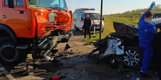 Под Энгельсом два человека пострадали при лобовом ДТП «Джили» с «КамАЗом» Под Энгельсом два человека пострадали при лобовом ДТП «Джили» с «КамАЗом»