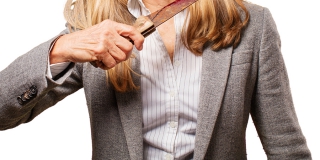 Саратовчанка совершала разбои в магазине ради бесплатной выпивки. Приговор Саратовчанка совершала разбои в магазине ради бесплатной выпивки. Приговор