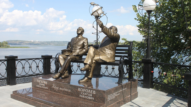 В Энгельсе открыли памятник Юрию Гагарину и Сергею Королеву