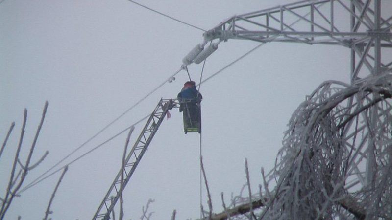 Снегопад оставил без энергоснабжения Новобурасский район