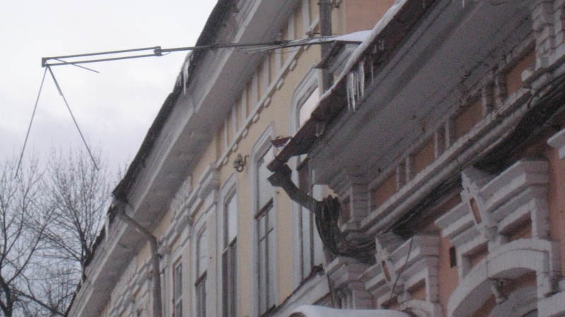 Чиновники не нашли владельца опасной антенны на Московской