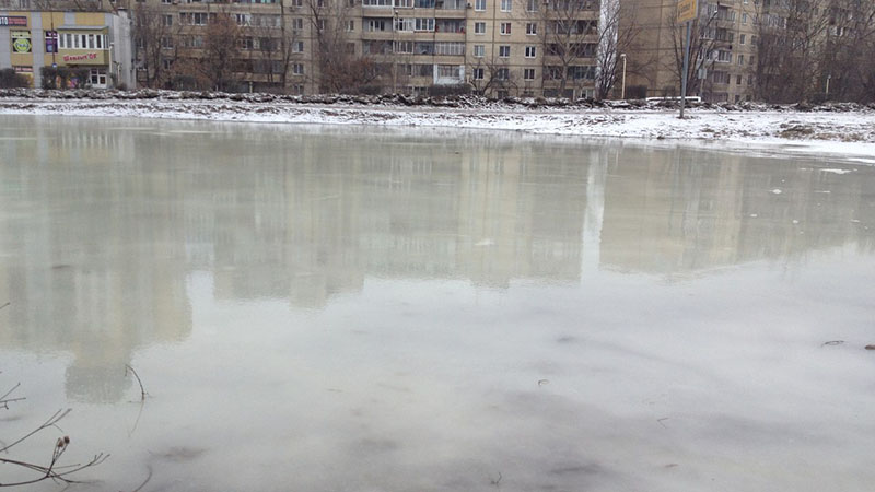 В спальном районе Саратова обнаружили замерзшее озеро