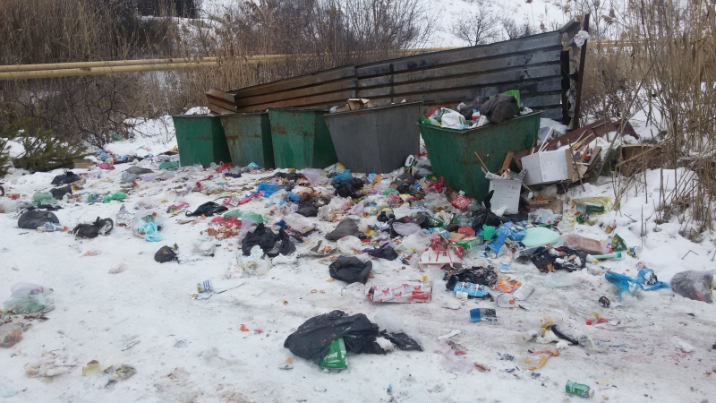 Саратовец пожаловался на открытые колодцы и свалку мусора в Увеке