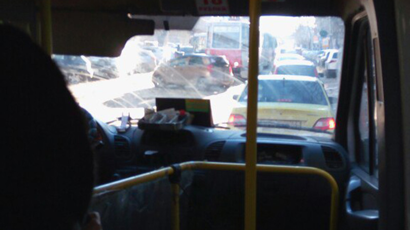 В центре Саратова авария блокировала движение трамваев и троллейбусов