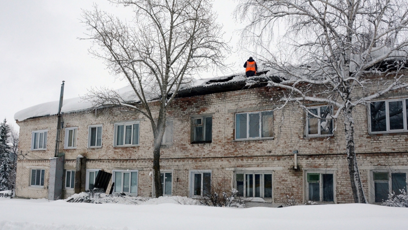 Обрушение крыши в Базарном Карабулаке. Из дома эвакуировали 15 человек