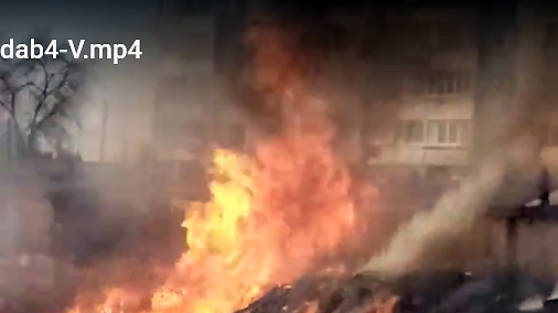 В Энгельсе сильный огонь подступил к гаражам и жилым домам. Видео