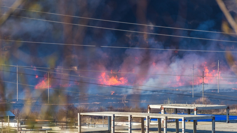 Пожар в районе ТЭЦ-5 испортил саратовцам первомайский праздник. Видео