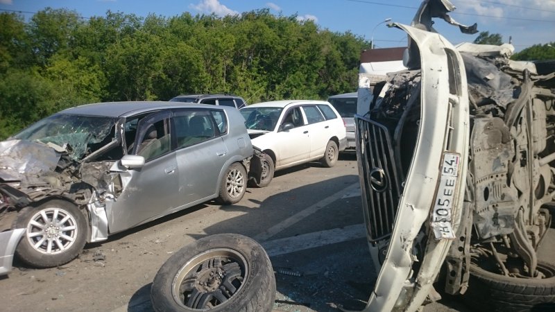 В Саратовском районе столкнулись 6 автомобилей. Пострадали двое детей