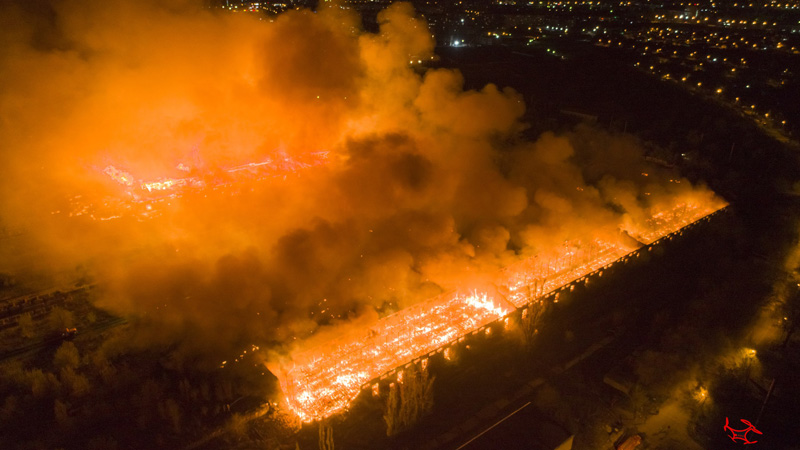 На окраине Саратова горел заброшенный элеватор